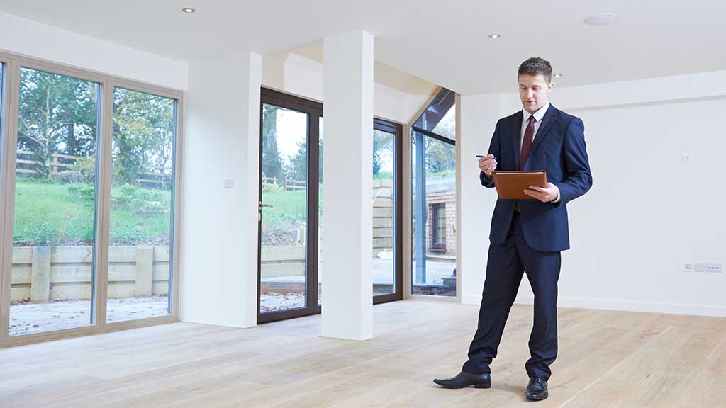 real estate agent valuing property