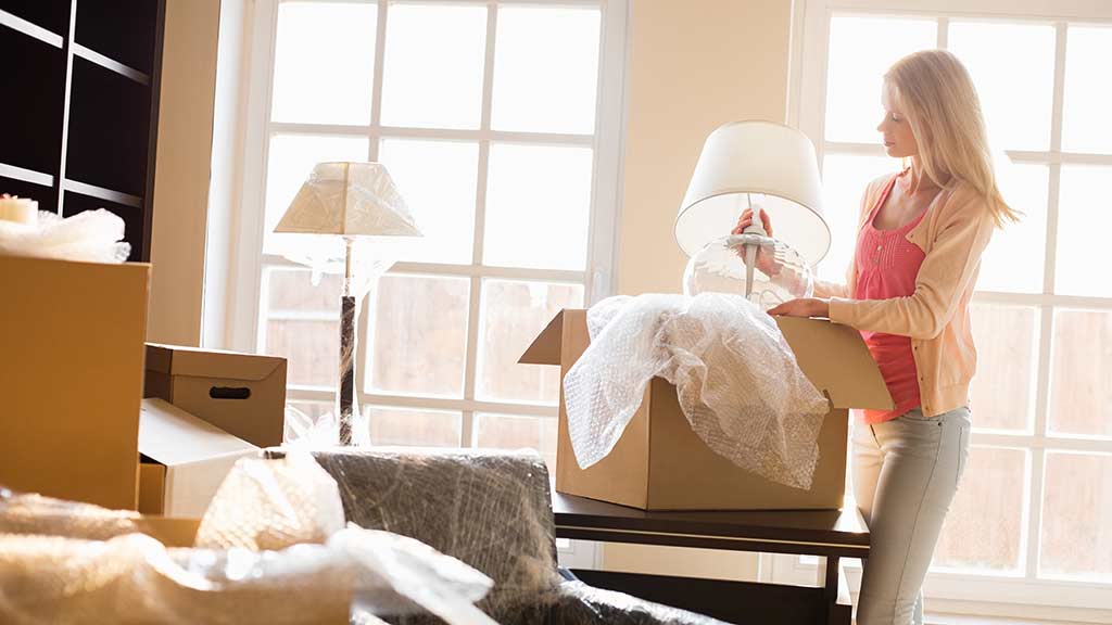 woman_packing_unpacking_boxes