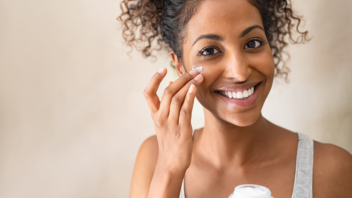 woman_applying_spf_moisturiser_to_face