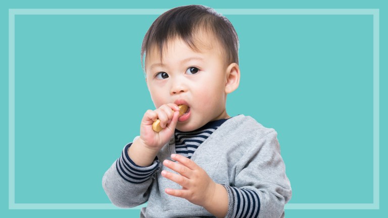 todler eating snack bar with added sugar