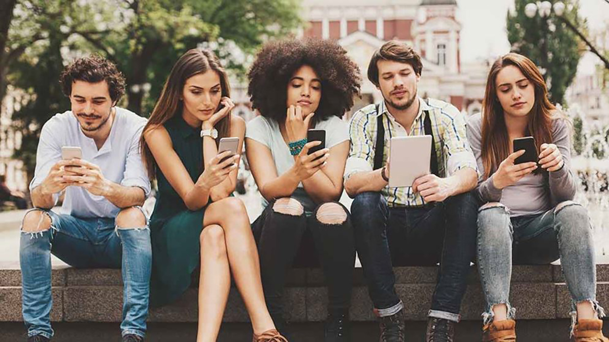 group_of_people_using_devices_travel