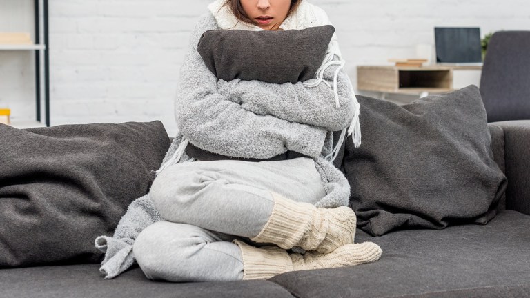 lead_cold_woman_in_house