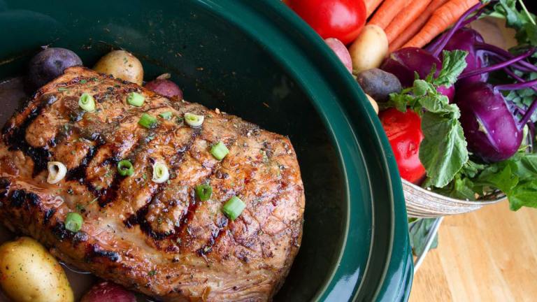 slow_cooking_meat_in_crock_pot