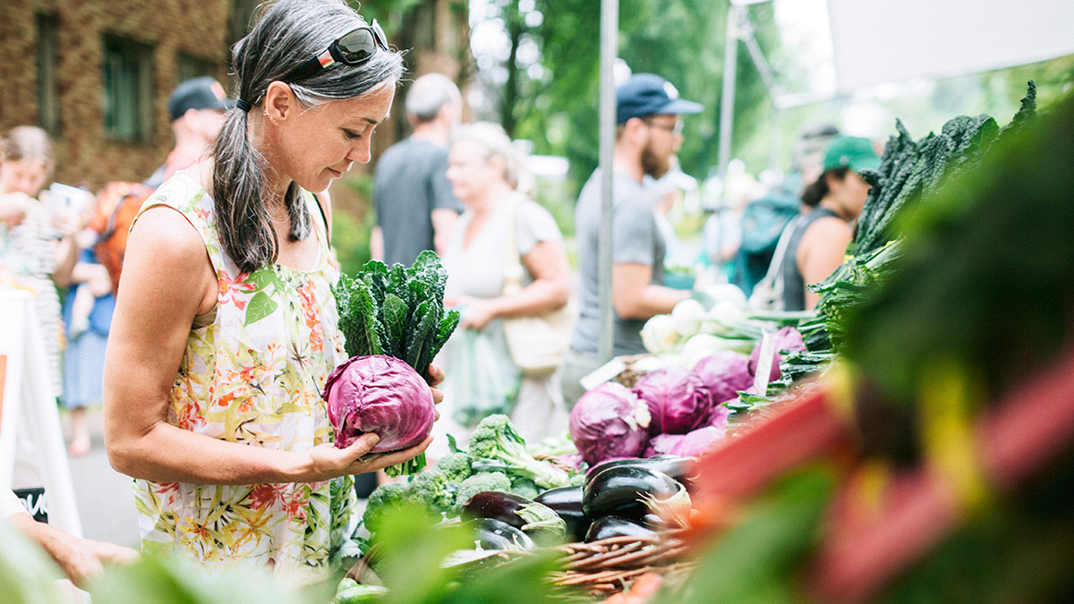 person_shopping_for_organic_vegetables_at_farmers_market
