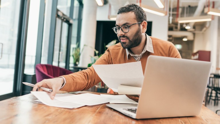 financial_planner_in_office