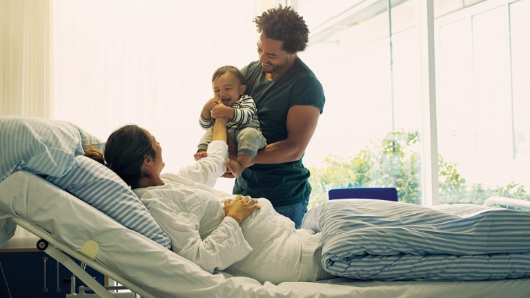 family visiting pregnant mother in hospital