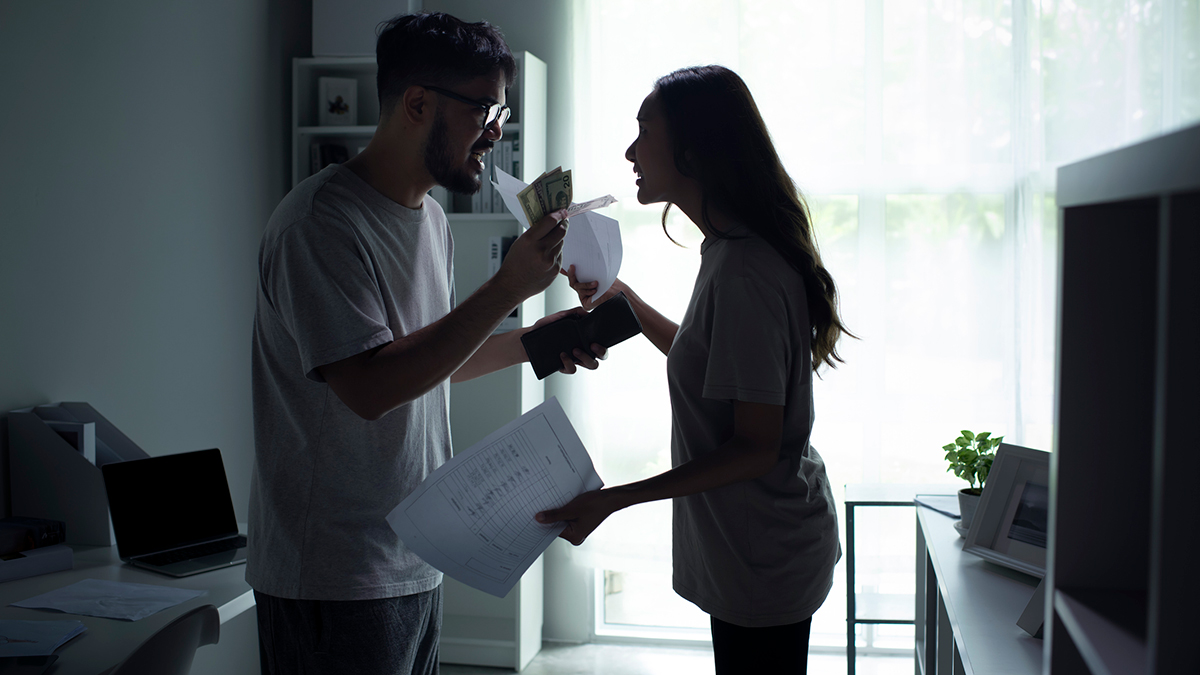 man_arguing_with_woman_over_money