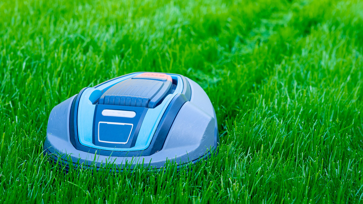 robot_lawnmower_cutting_grass_