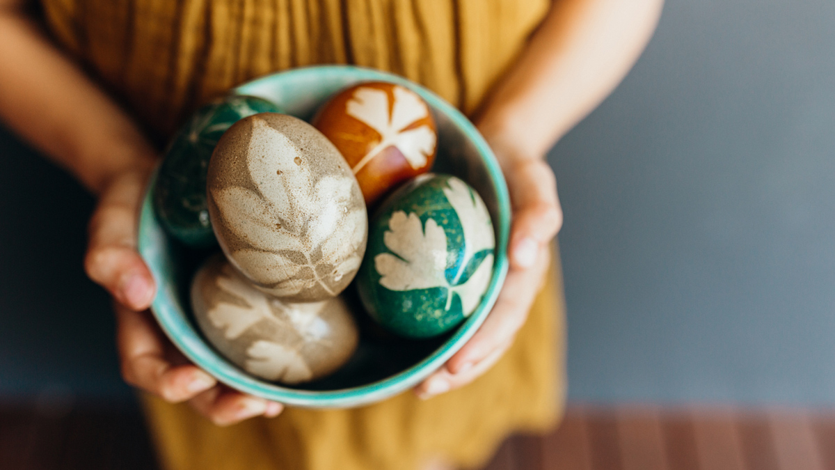 eco_dyed_eggs_for_easter