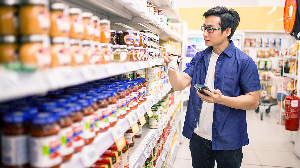 confused_shopper_in_supermarket