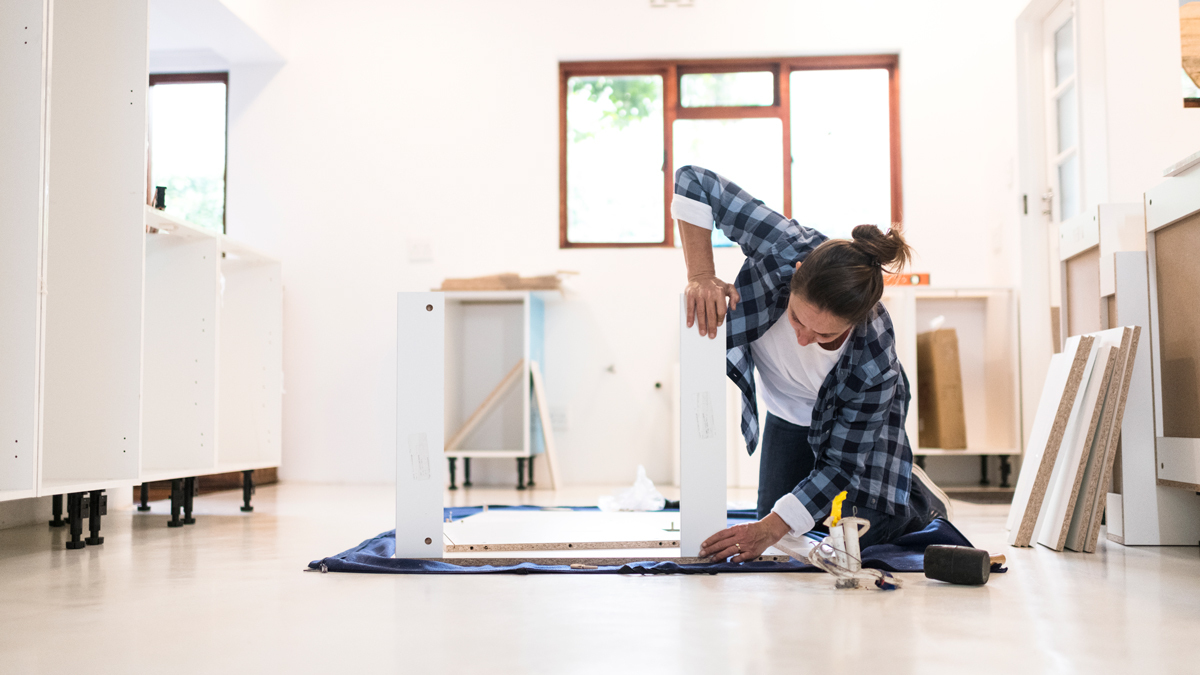 woman_installing_flatpack_kitchen