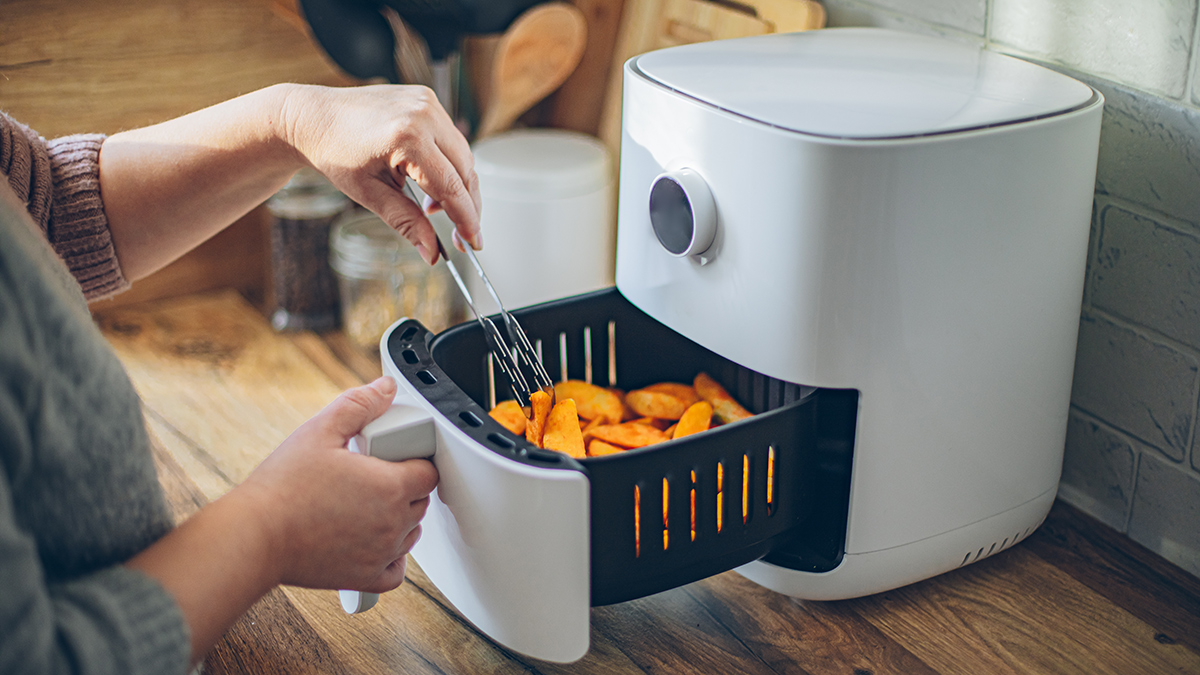 person_cooking_wedges_in_an_air_fryer