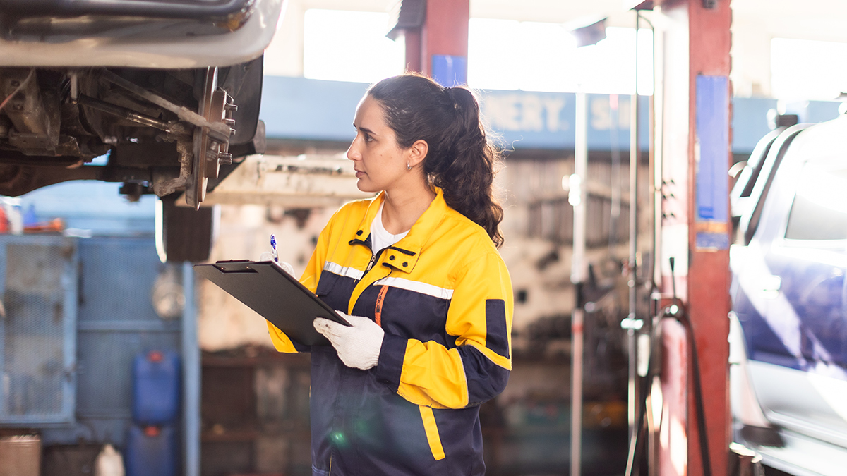 mechanic_panel_beater_assessing_repairs_need_on_car